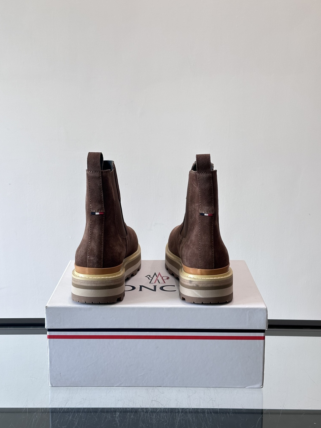 Moncler蒙口秋冬高帮男靴，是个性鲜明的男性单品，采用柔软牛皮制成，户外休闲有范，大底采用TPU+橡