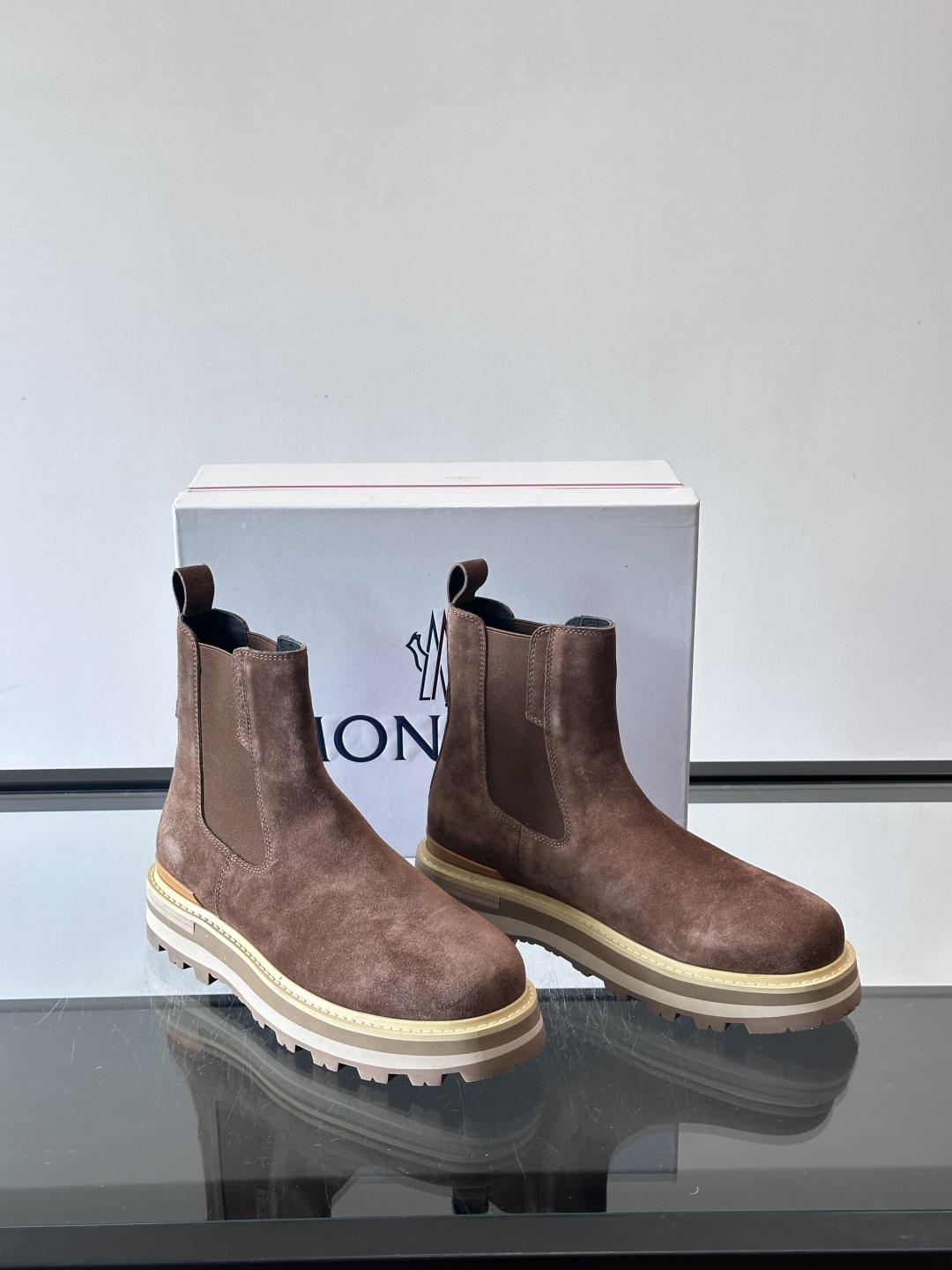 Moncler蒙口秋冬高帮男靴，是个性鲜明的男性单品，采用柔软牛皮制成，户外休闲有范，大底采用TPU+橡