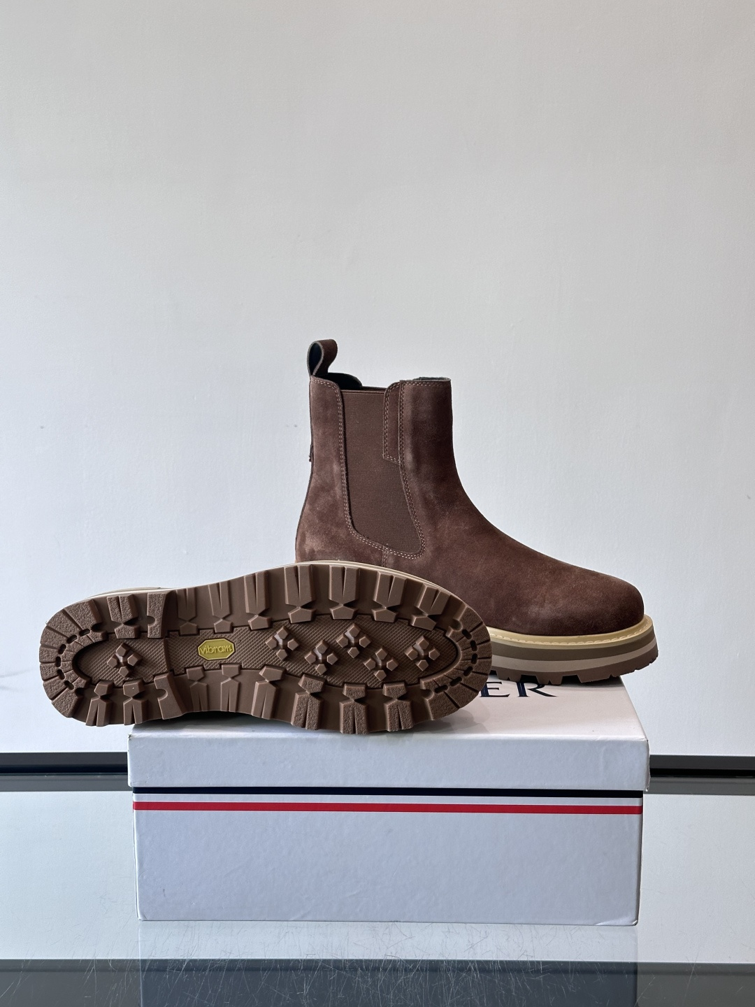 Moncler蒙口秋冬高帮男靴，是个性鲜明的男性单品，采用柔软牛皮制成，户外休闲有范，大底采用TPU+橡