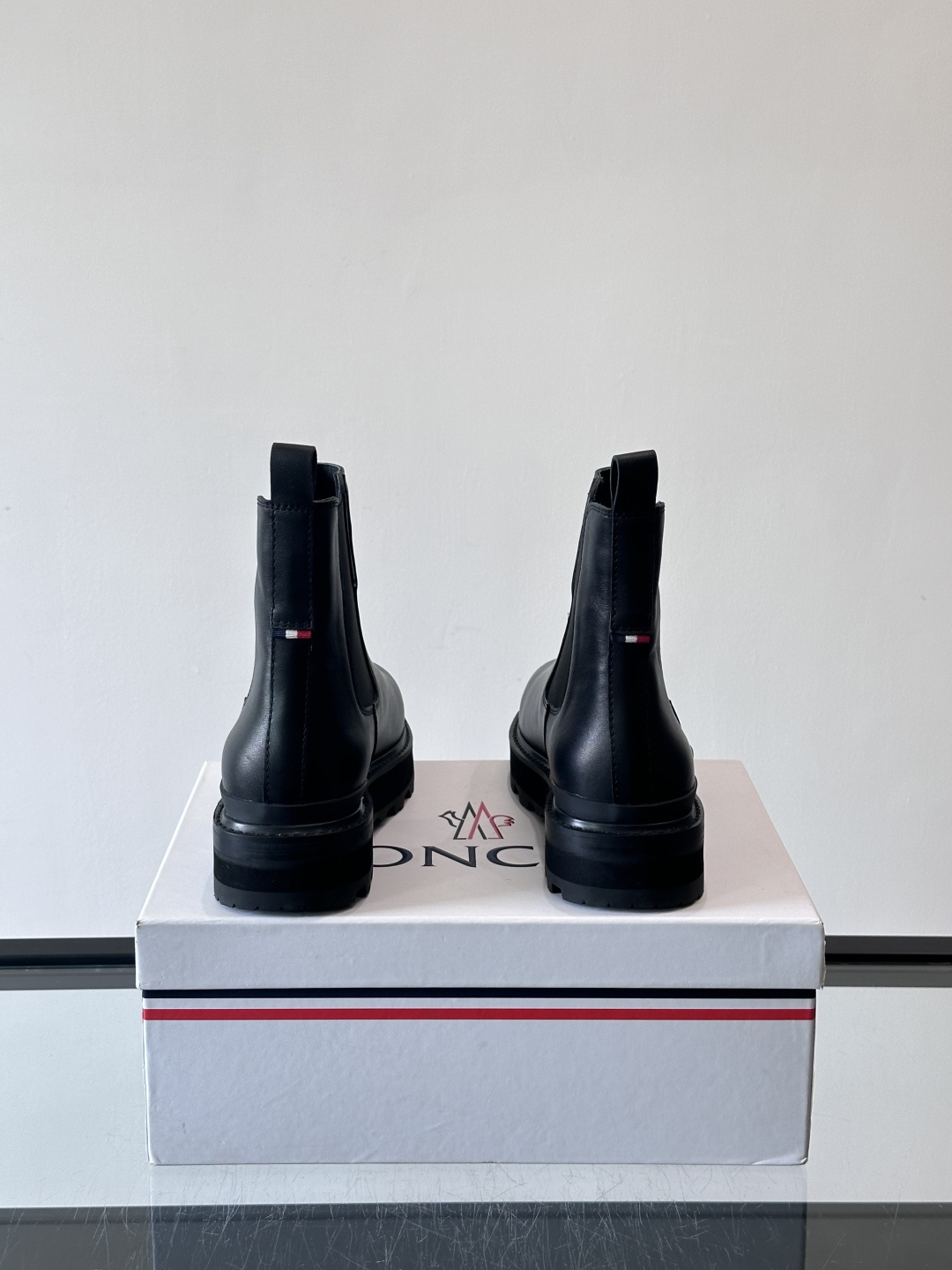 Moncler蒙口秋冬高帮男靴，是个性鲜明的男性单品，采用柔软牛皮制成，户外休闲有范，大底采用TPU+橡