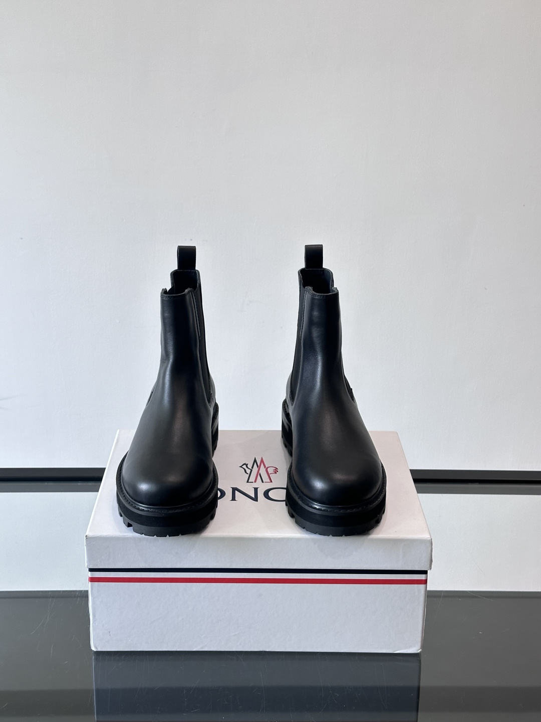 Moncler蒙口秋冬高帮男靴，是个性鲜明的男性单品，采用柔软牛皮制成，户外休闲有范，大底采用TPU+橡