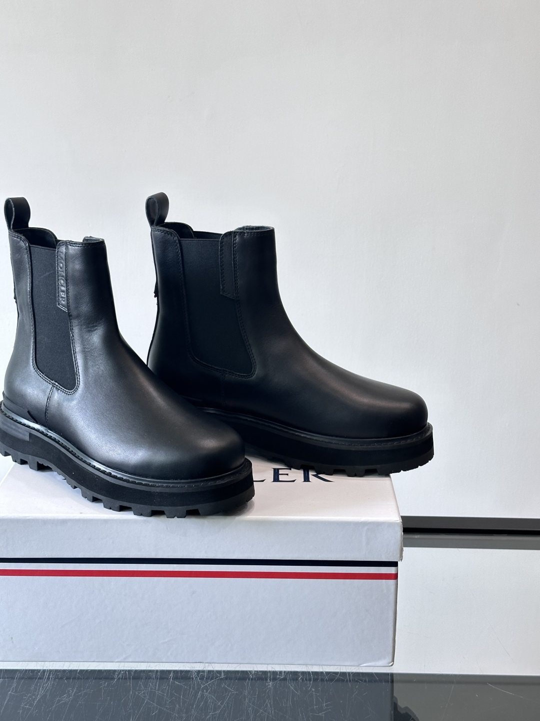 Moncler蒙口秋冬高帮男靴，是个性鲜明的男性单品，采用柔软牛皮制成，户外休闲有范，大底采用TPU+橡