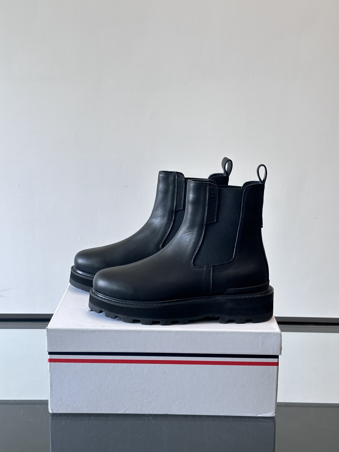 Moncler蒙口秋冬高帮男靴，是个性鲜明的男性单品，采用柔软牛皮制成，户外休闲有范，大底采用TPU+橡