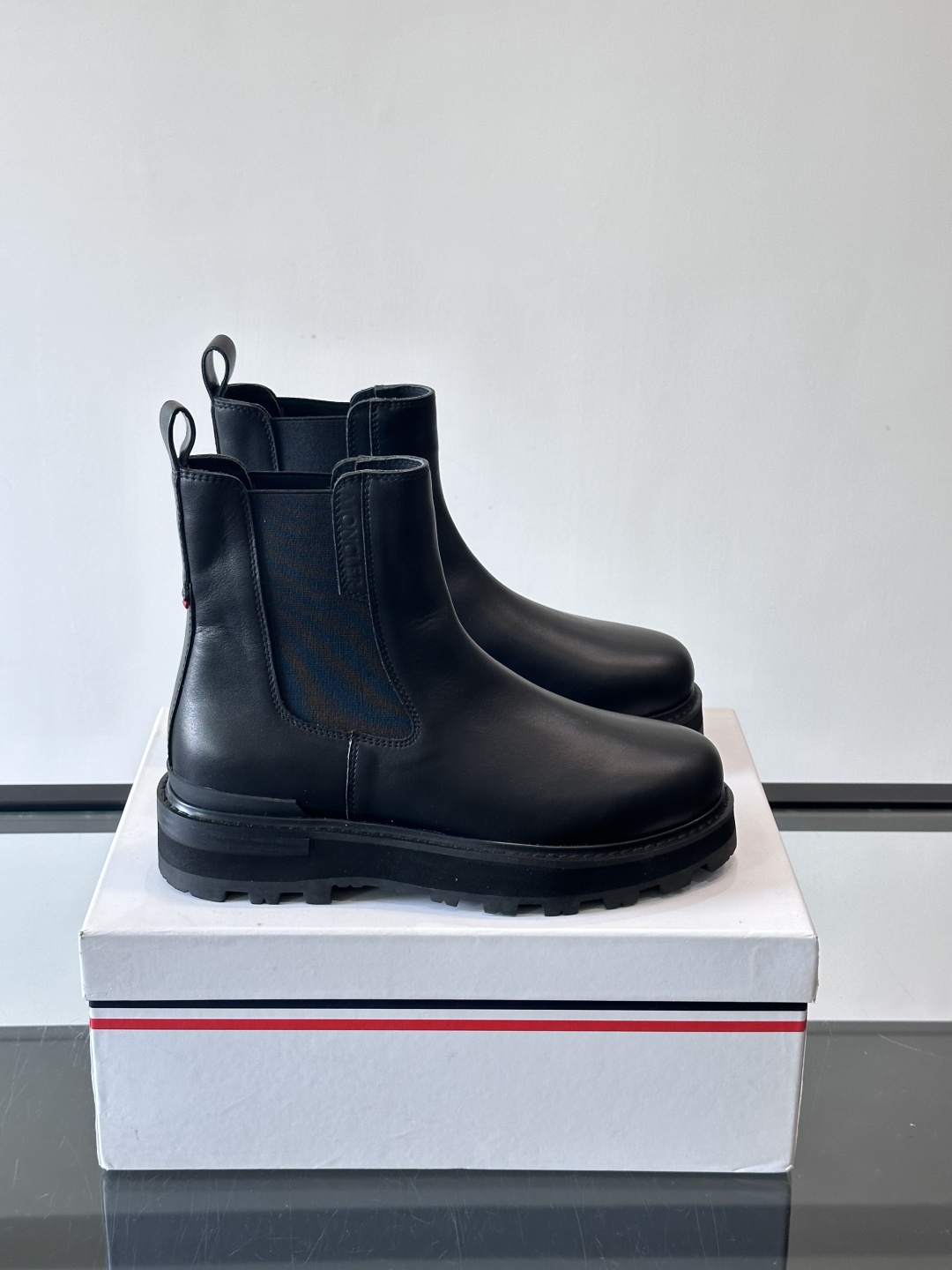 NO:664484,Moncler's autumn and winter high-top men's boots are a distinctive men's item. They are made of soft cowhide and are suitable for outdoor leisure. The outsole is made of TPU+rubber+high-elastic rubber foam, which is highly elastic and wear-resistant, improving comfort!  Size39-44 (customized at 38.45) can be customized with warm fleece, Moncler, boots, cowhide19860909Moncler蒙口秋冬高帮男靴,是个性鲜明的男性单品,采用柔软牛皮制成,户外休闲有范,大底采用TPU+橡胶+高弹橡胶发泡组合成型,具有高弹性高耐磨性,提高舒适性！ Size39-44（38.45定做）可定做保暖毛里,,Moncler,boots,cowhide,Men's shoes