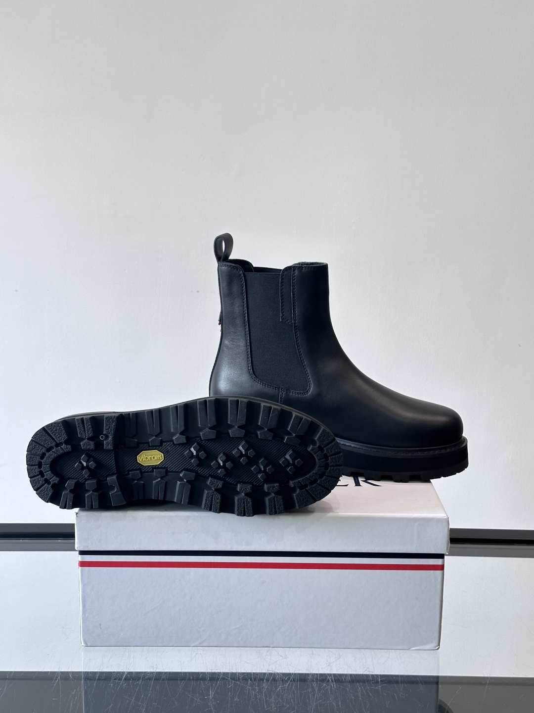 Moncler蒙口秋冬高帮男靴，是个性鲜明的男性单品，采用柔软牛皮制成，户外休闲有范，大底采用TPU+橡