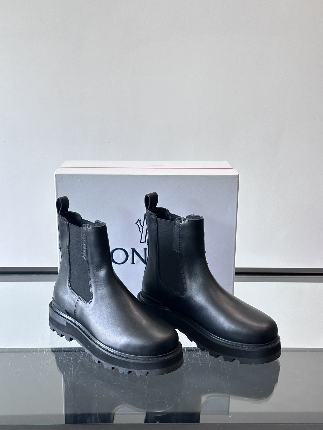 Moncler蒙口秋冬高帮男靴，是个性鲜明的男性单品，采用柔软牛皮制成，户外休闲有范，大底采用TPU+橡