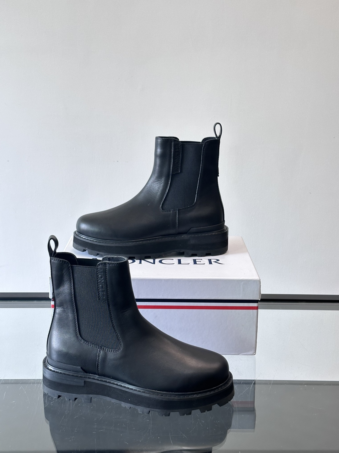 Moncler蒙口秋冬高帮男靴，是个性鲜明的男性单品，采用柔软牛皮制成，户外休闲有范，大底采用TPU+橡