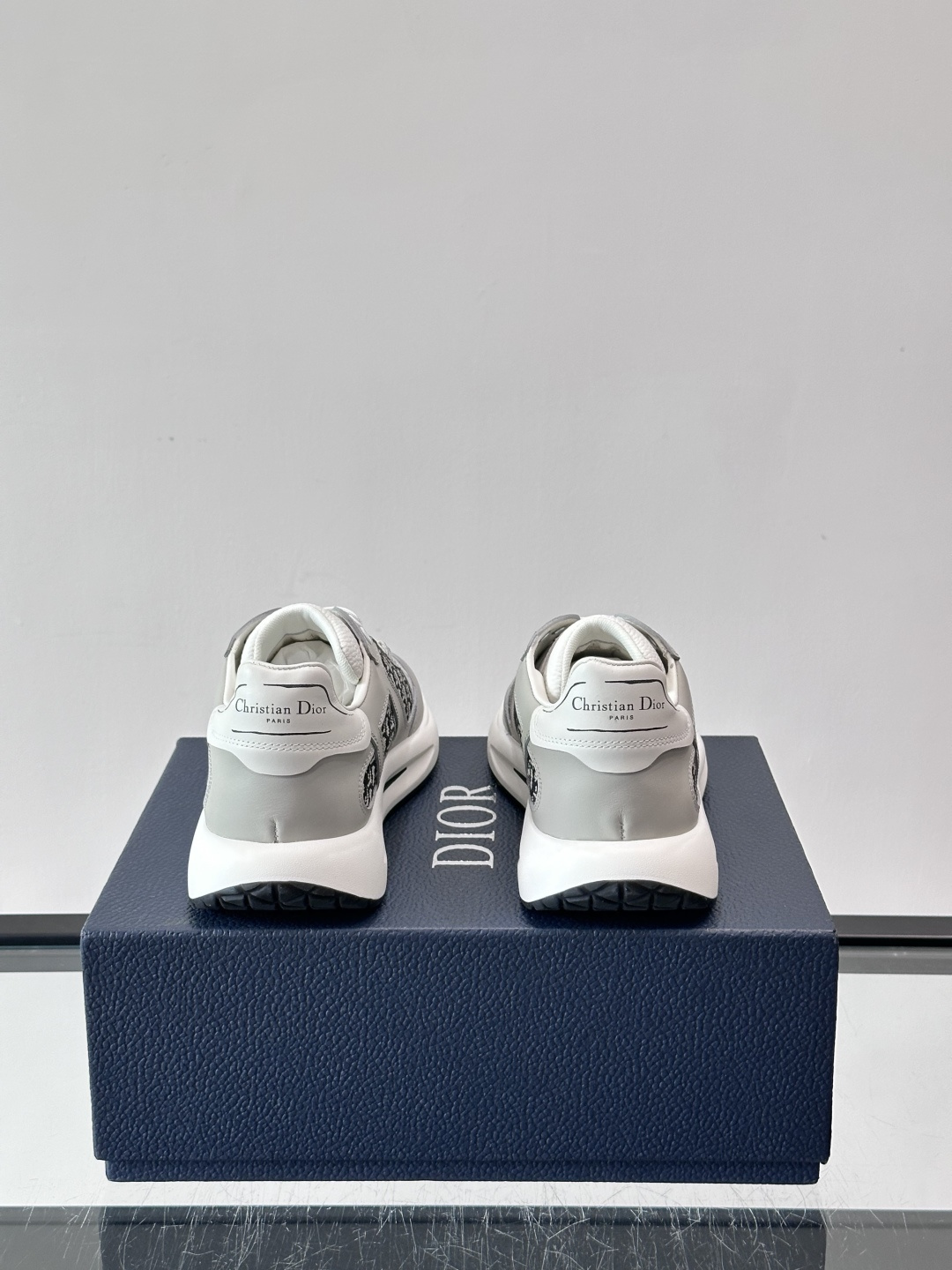 Dior B25老花运动鞋，牛皮革+网布拼接，侧面“Oblique”老花超有辨识度。白色橡胶厚底，穿着舒
