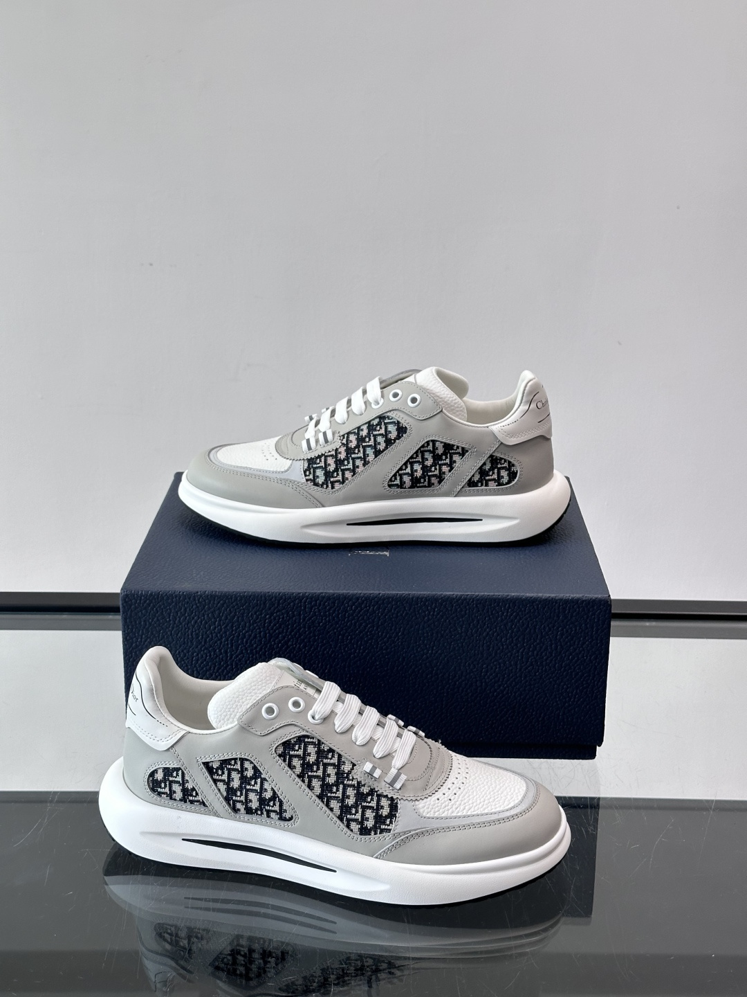 Dior B25老花运动鞋，牛皮革+网布拼接，侧面“Oblique”老花超有辨识度。白色橡胶厚底，穿着舒