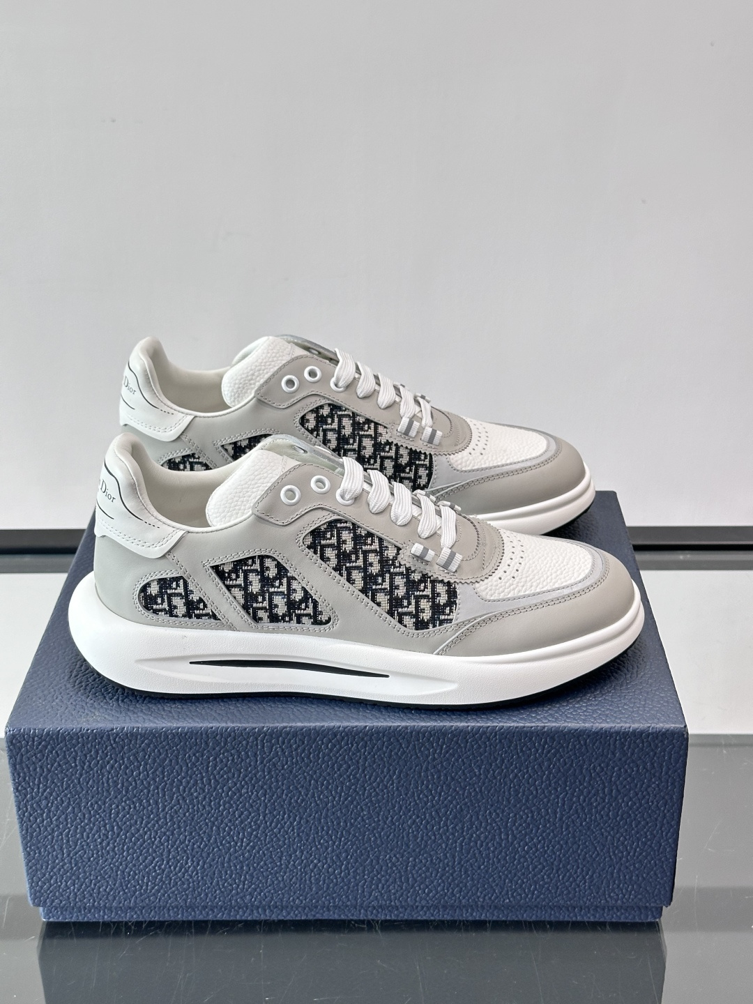 Dior B25老花运动鞋，牛皮革+网布拼接，侧面“Oblique”老花超有辨识度。白色橡胶厚底，穿着舒