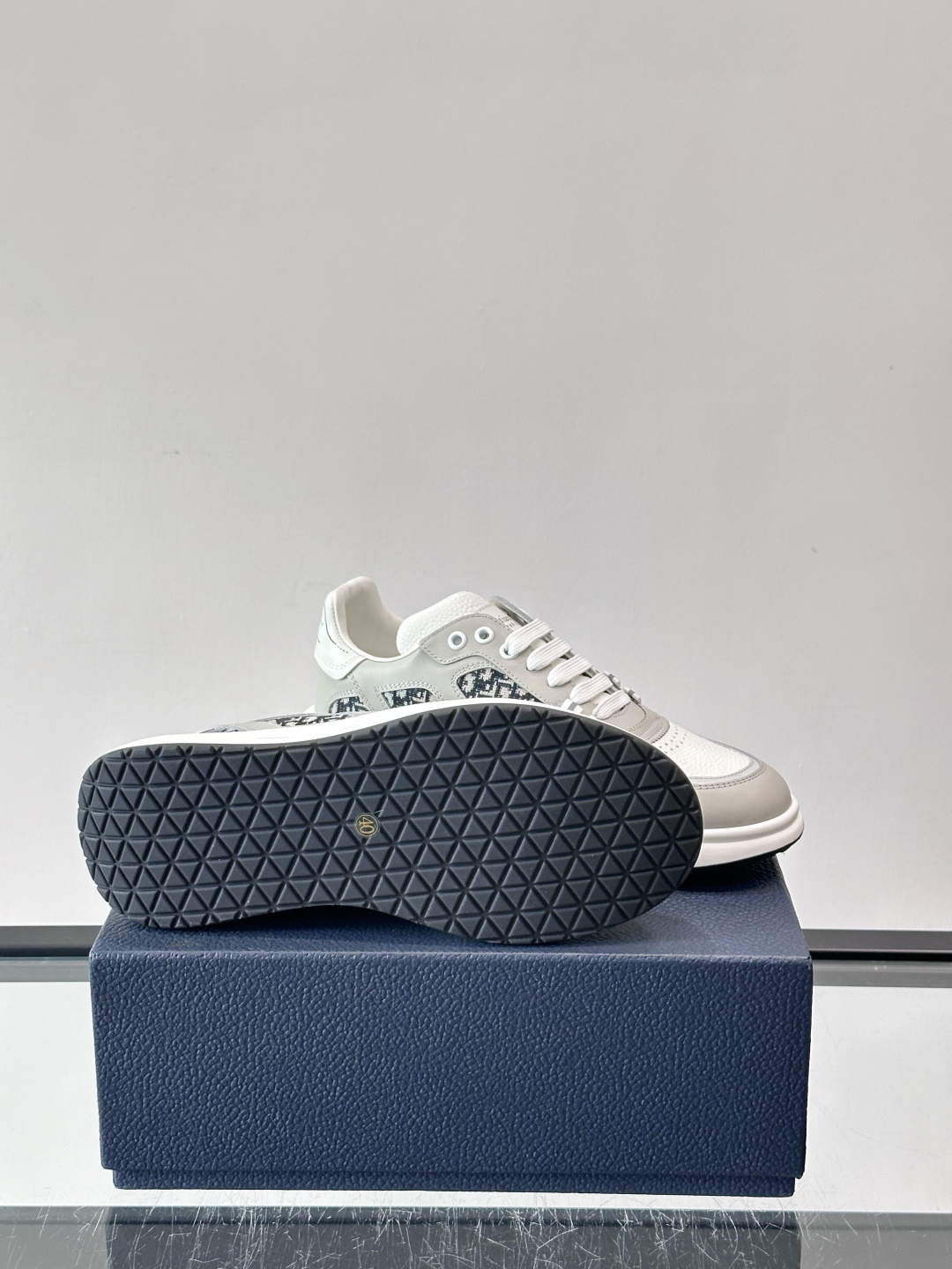 Dior B25老花运动鞋，牛皮革+网布拼接，侧面“Oblique”老花超有辨识度。白色橡胶厚底，穿着舒