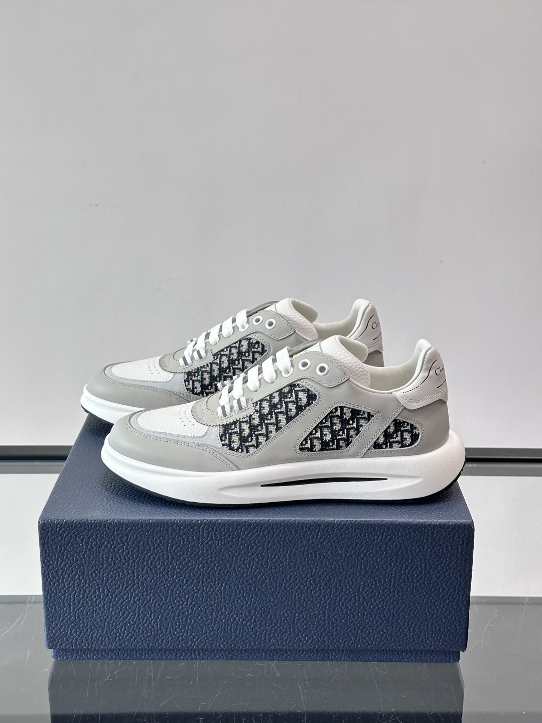 Dior B25老花运动鞋，牛皮革+网布拼接，侧面“Oblique”老花超有辨识度。白色橡胶厚底，穿着舒