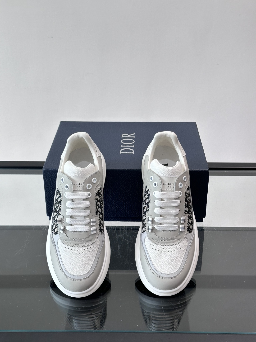Dior B25老花运动鞋，牛皮革+网布拼接，侧面“Oblique”老花超有辨识度。白色橡胶厚底，穿着舒