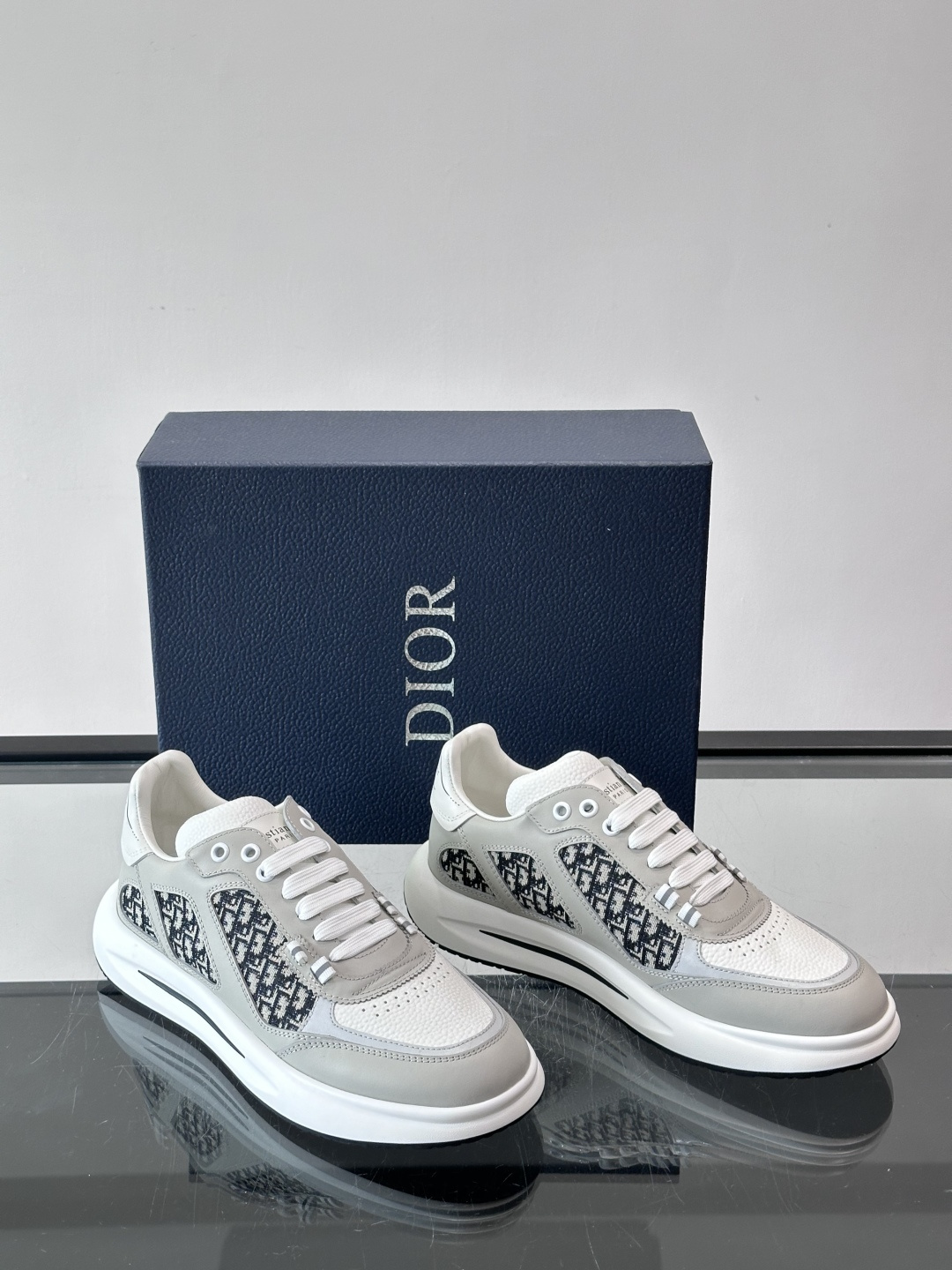 Dior B25老花运动鞋，牛皮革+网布拼接，侧面“Oblique”老花超有辨识度。白色橡胶厚底，穿着舒