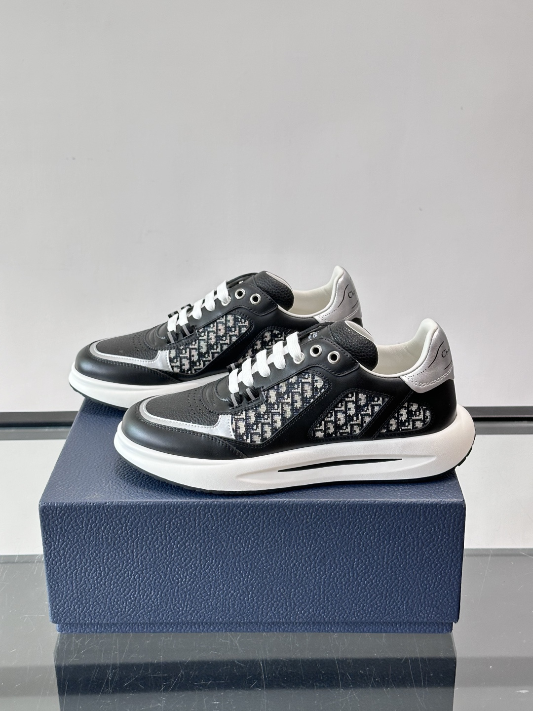 Dior B25老花运动鞋，牛皮革+网布拼接，侧面“Oblique”老花超有辨识度。白色橡胶厚底，穿着舒