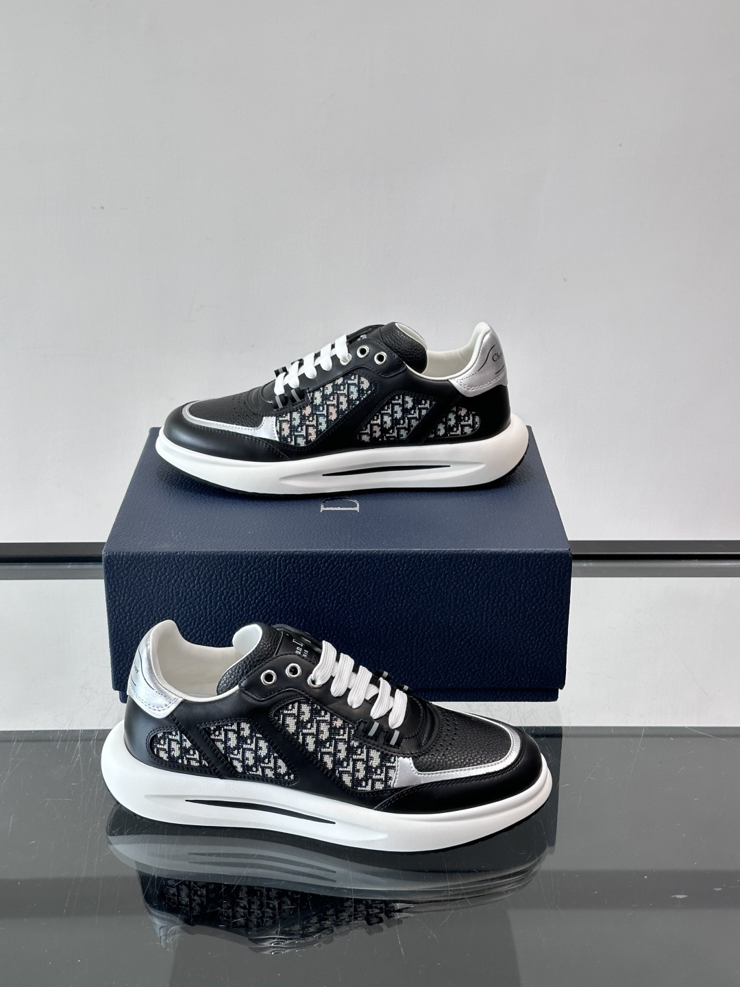 Dior B25老花运动鞋，牛皮革+网布拼接，侧面“Oblique”老花超有辨识度。白色橡胶厚底，穿着舒