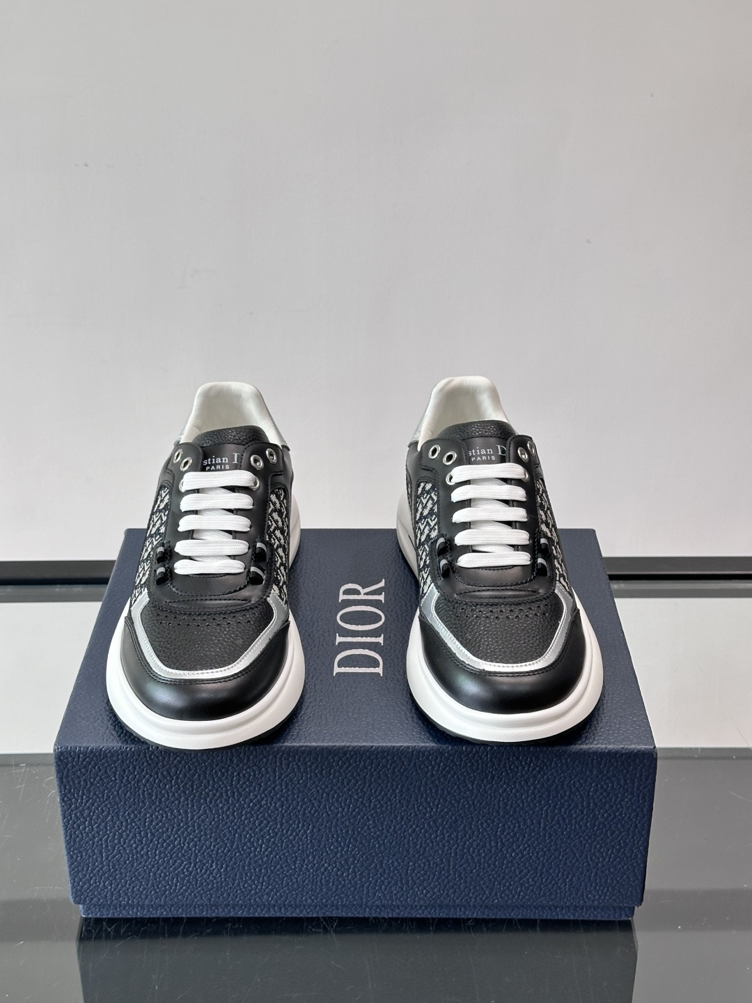 Dior B25老花运动鞋，牛皮革+网布拼接，侧面“Oblique”老花超有辨识度。白色橡胶厚底，穿着舒