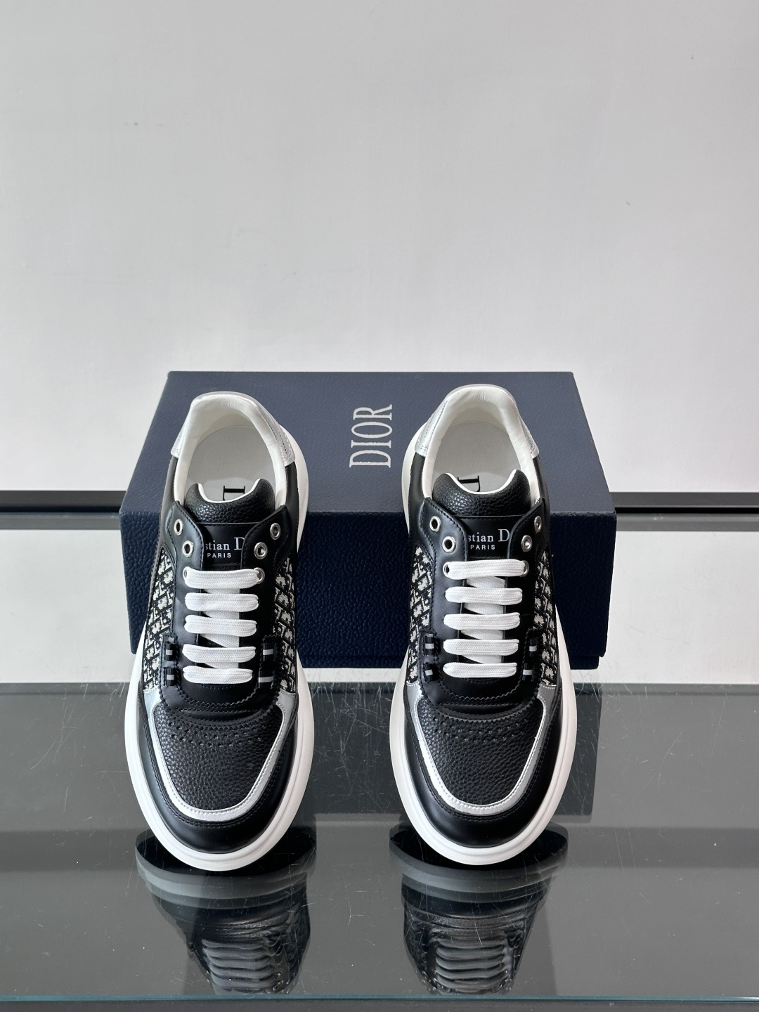 Dior B25老花运动鞋，牛皮革+网布拼接，侧面“Oblique”老花超有辨识度。白色橡胶厚底，穿着舒