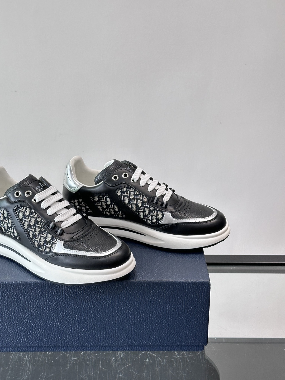 Dior B25老花运动鞋，牛皮革+网布拼接，侧面“Oblique”老花超有辨识度。白色橡胶厚底，穿着舒