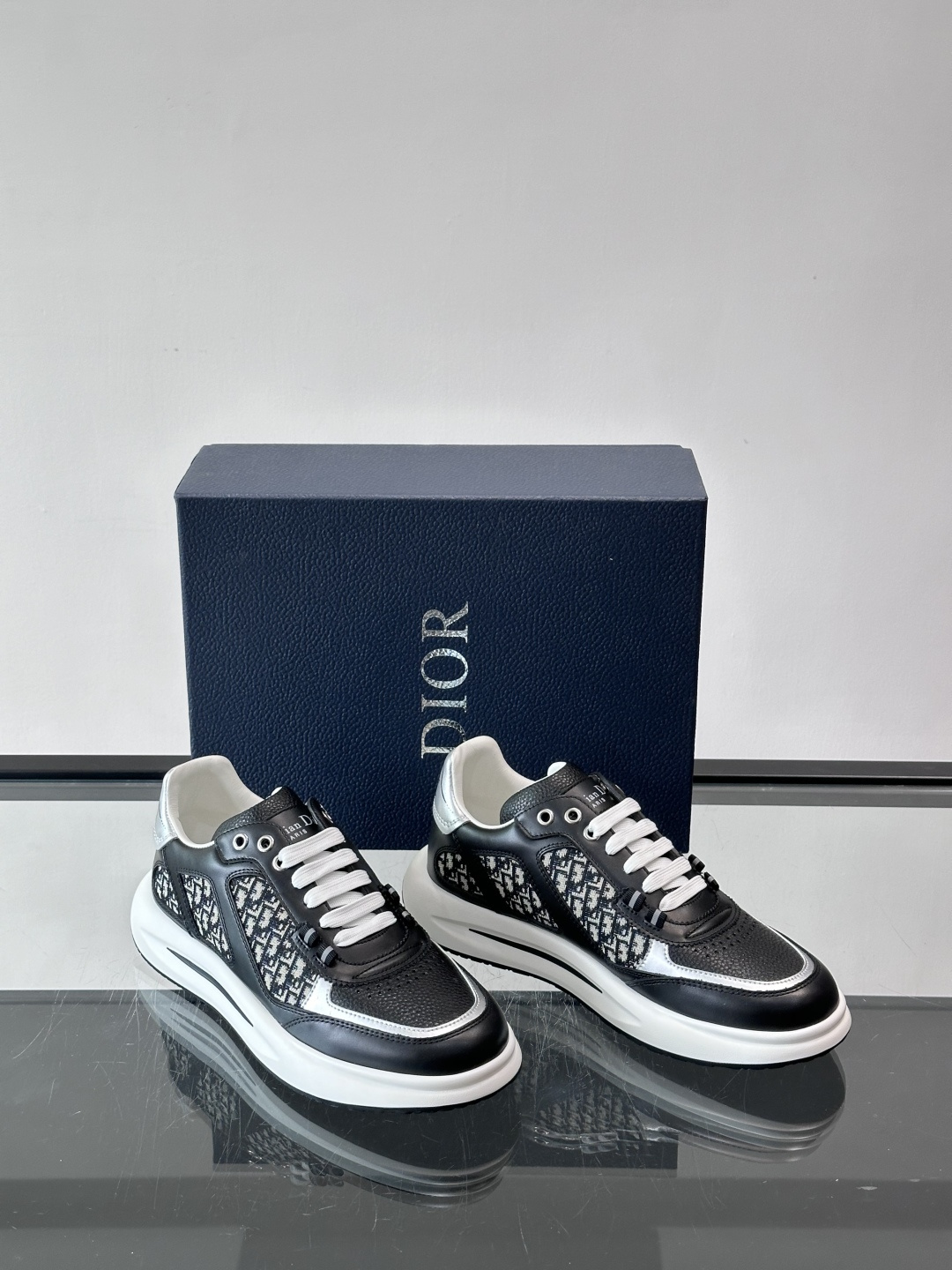 Dior B25老花运动鞋，牛皮革+网布拼接，侧面“Oblique”老花超有辨识度。白色橡胶厚底，穿着舒