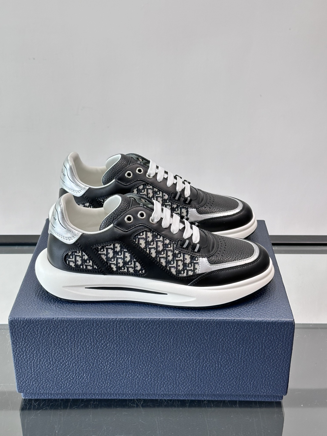 Dior B25老花运动鞋，牛皮革+网布拼接，侧面“Oblique”老花超有辨识度。白色橡胶厚底，穿着舒