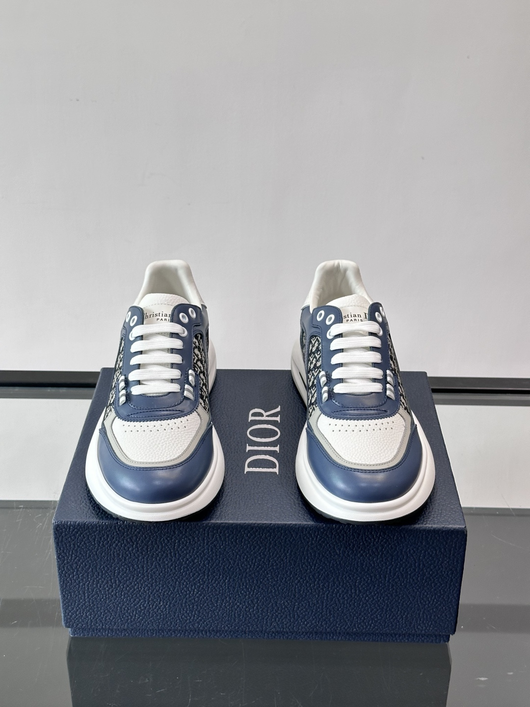 Dior B25老花运动鞋，牛皮革+网布拼接，侧面“Oblique”老花超有辨识度。白色橡胶厚底，穿着舒