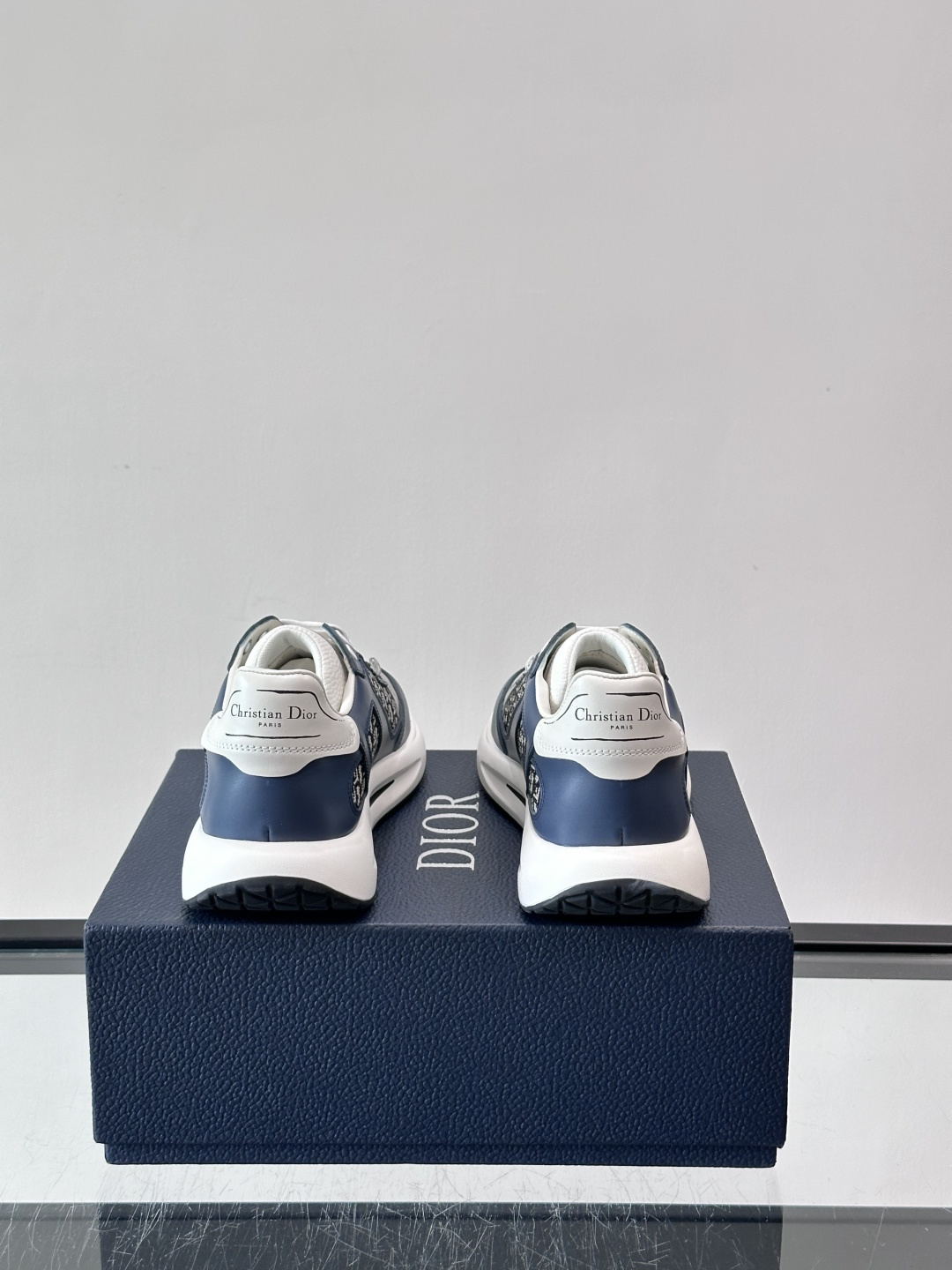Dior B25老花运动鞋，牛皮革+网布拼接，侧面“Oblique”老花超有辨识度。白色橡胶厚底，穿着舒