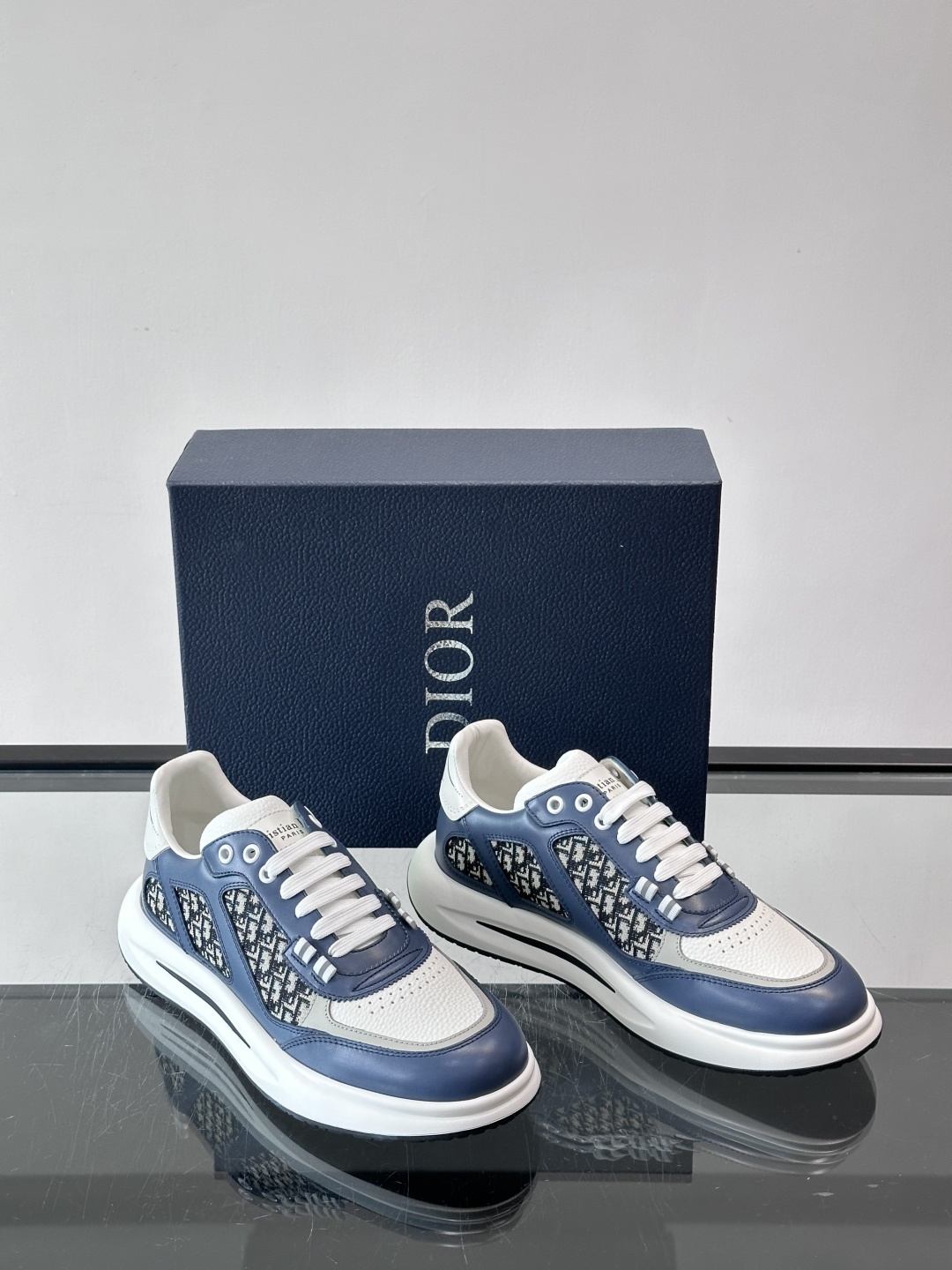 Dior B25老花运动鞋，牛皮革+网布拼接，侧面“Oblique”老花超有辨识度。白色橡胶厚底，穿着舒