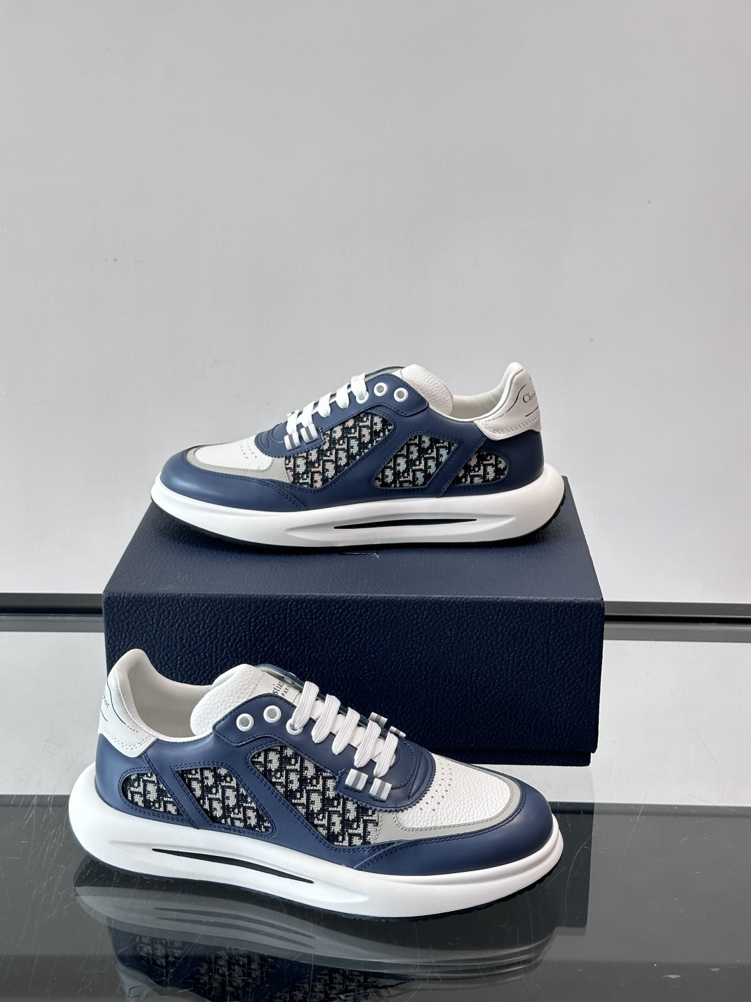 Dior B25老花运动鞋，牛皮革+网布拼接，侧面“Oblique”老花超有辨识度。白色橡胶厚底，穿着舒