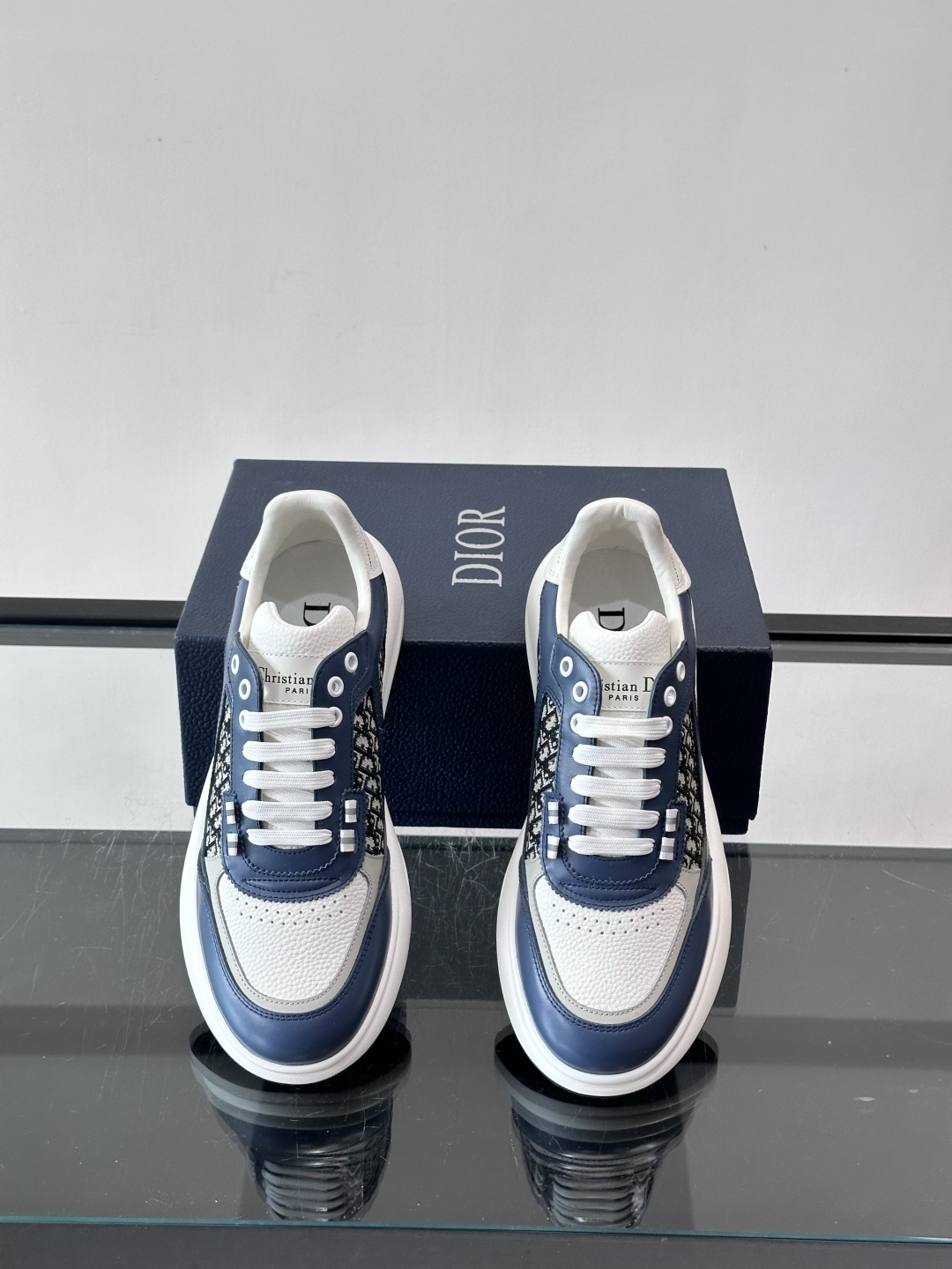 Dior B25老花运动鞋，牛皮革+网布拼接，侧面“Oblique”老花超有辨识度。白色橡胶厚底，穿着舒