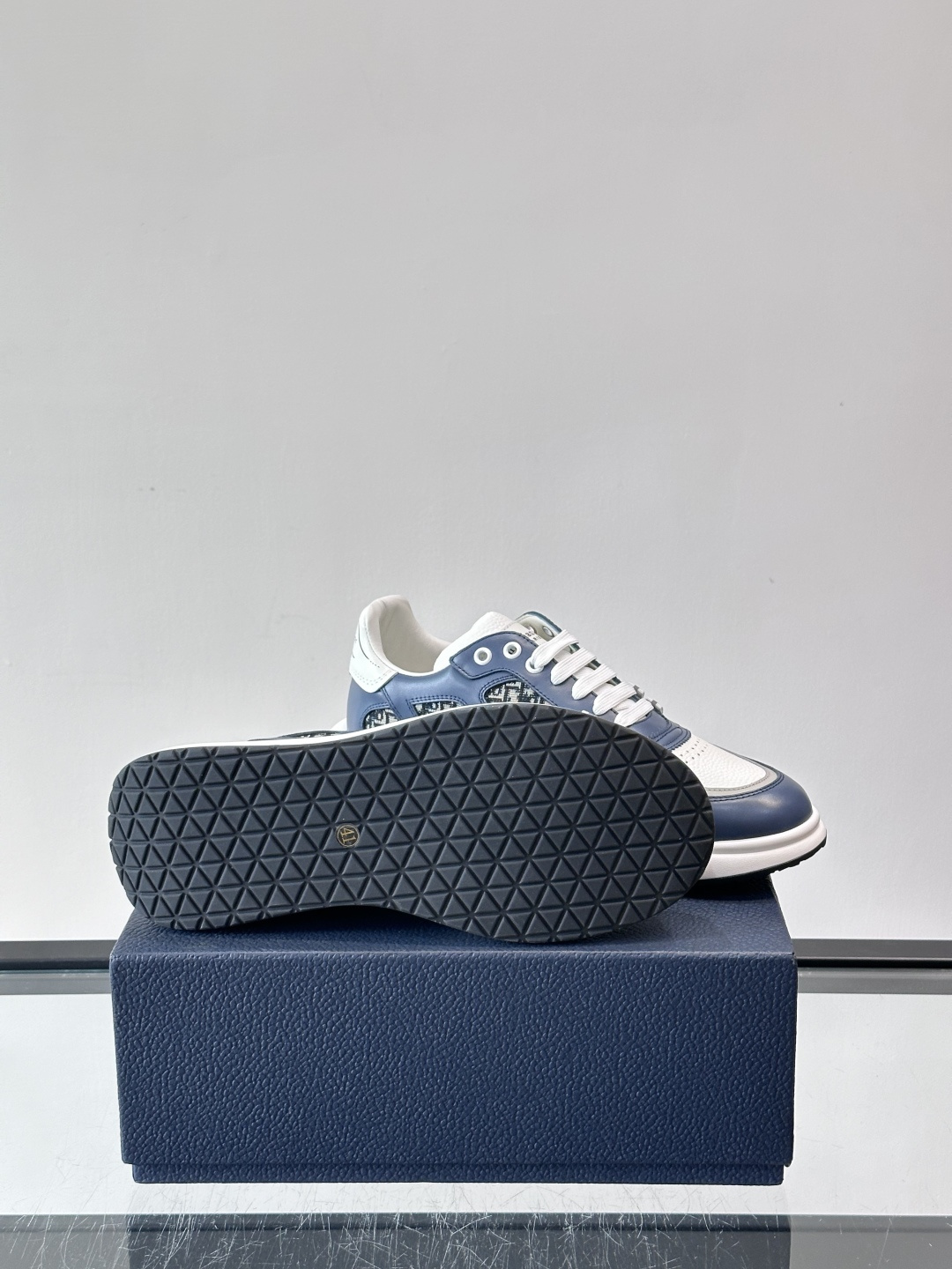 Dior B25老花运动鞋，牛皮革+网布拼接，侧面“Oblique”老花超有辨识度。白色橡胶厚底，穿着舒