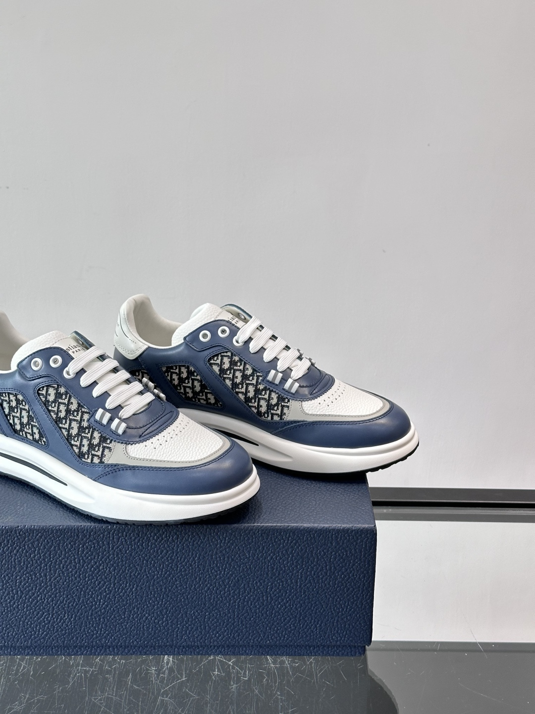 Dior B25老花运动鞋，牛皮革+网布拼接，侧面“Oblique”老花超有辨识度。白色橡胶厚底，穿着舒