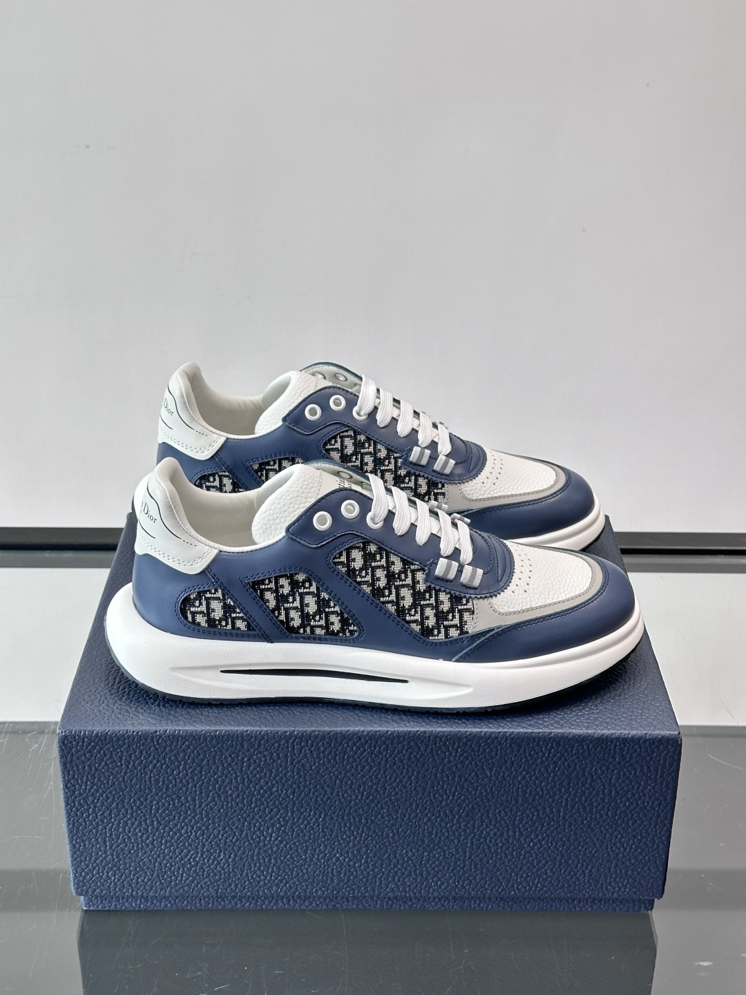 Dior B25老花运动鞋，牛皮革+网布拼接，侧面“Oblique”老花超有辨识度。白色橡胶厚底，穿着舒