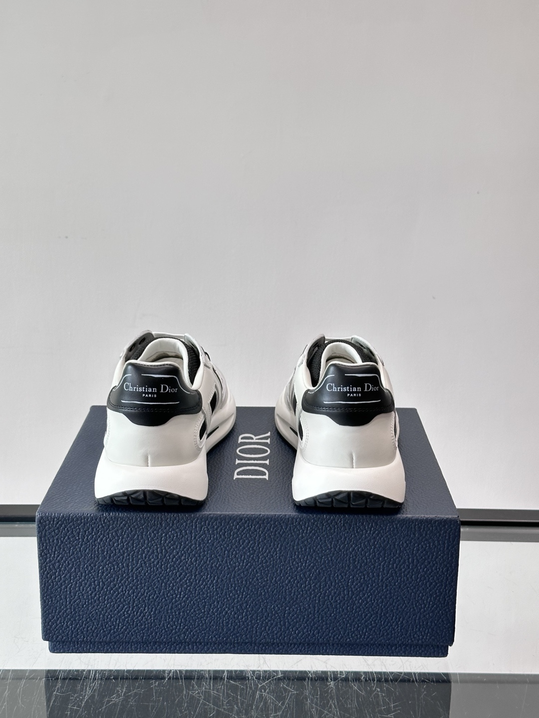 Dior B25休闲运动鞋，牛皮革+网布拼接，侧面“Oblique”老花超有辨识度。白色橡胶厚底，穿着舒