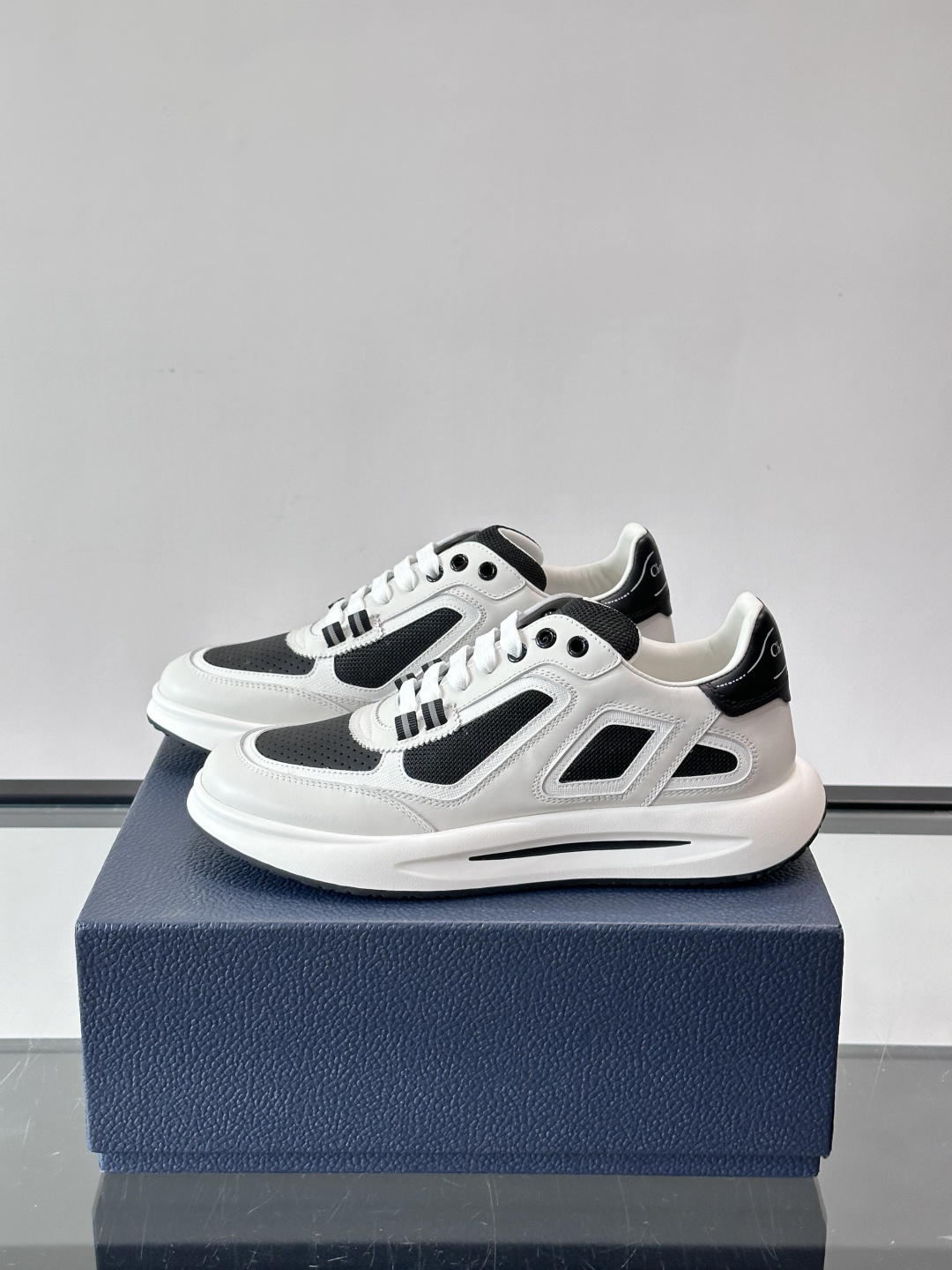 Dior B25休闲运动鞋，牛皮革+网布拼接，侧面“Oblique”老花超有辨识度。白色橡胶厚底，穿着舒