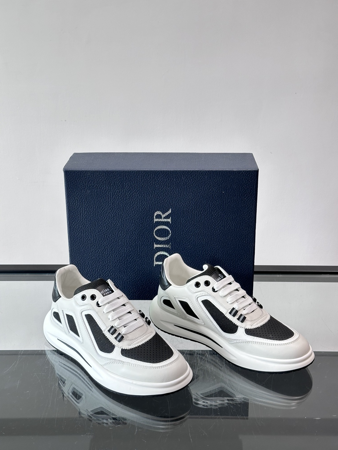 Dior B25休闲运动鞋，牛皮革+网布拼接，侧面“Oblique”老花超有辨识度。白色橡胶厚底，穿着舒
