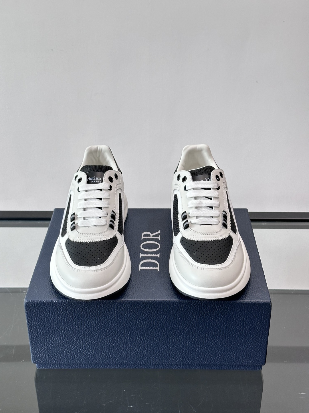 Dior B25休闲运动鞋，牛皮革+网布拼接，侧面“Oblique”老花超有辨识度。白色橡胶厚底，穿着舒