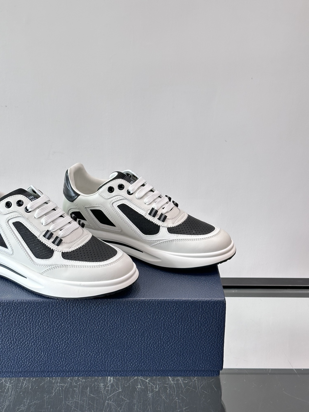 Dior B25休闲运动鞋，牛皮革+网布拼接，侧面“Oblique”老花超有辨识度。白色橡胶厚底，穿着舒