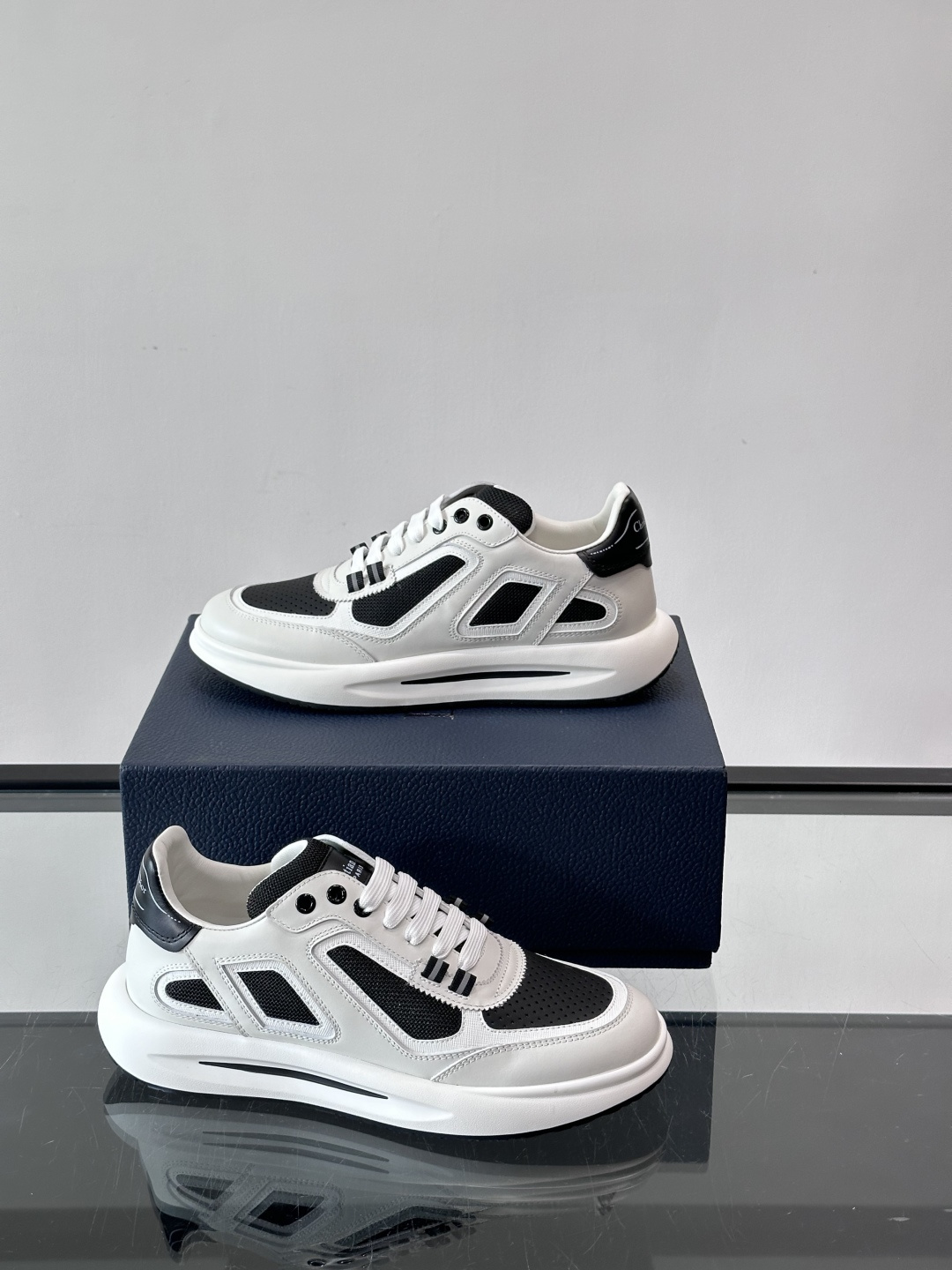 Dior B25休闲运动鞋，牛皮革+网布拼接，侧面“Oblique”老花超有辨识度。白色橡胶厚底，穿着舒