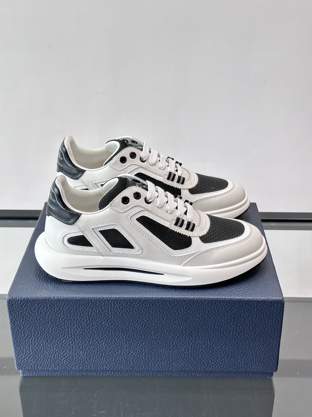 Dior B25休闲运动鞋，牛皮革+网布拼接，侧面“Oblique”老花超有辨识度。白色橡胶厚底，穿着舒