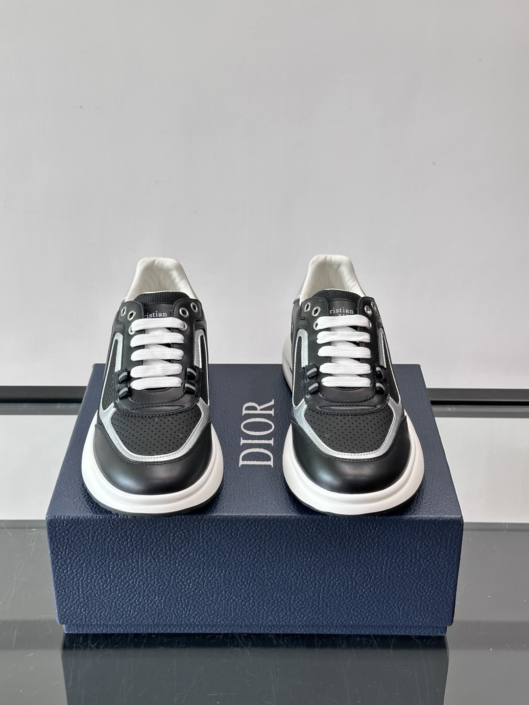 Dior B25休闲运动鞋，牛皮革+网布拼接，侧面“Oblique”老花超有辨识度。白色橡胶厚底，穿着舒
