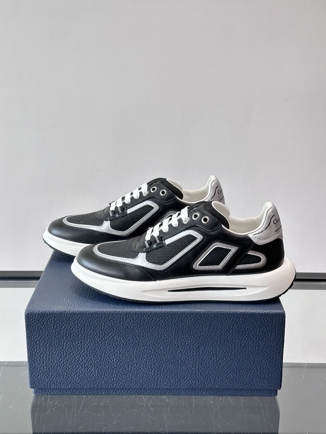 Dior B25休闲运动鞋，牛皮革+网布拼接，侧面“Oblique”老花超有辨识度。白色橡胶厚底，穿着舒