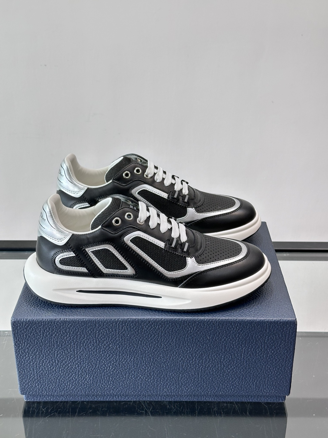 Dior B25休闲运动鞋，牛皮革+网布拼接，侧面“Oblique”老花超有辨识度。白色橡胶厚底，穿着舒