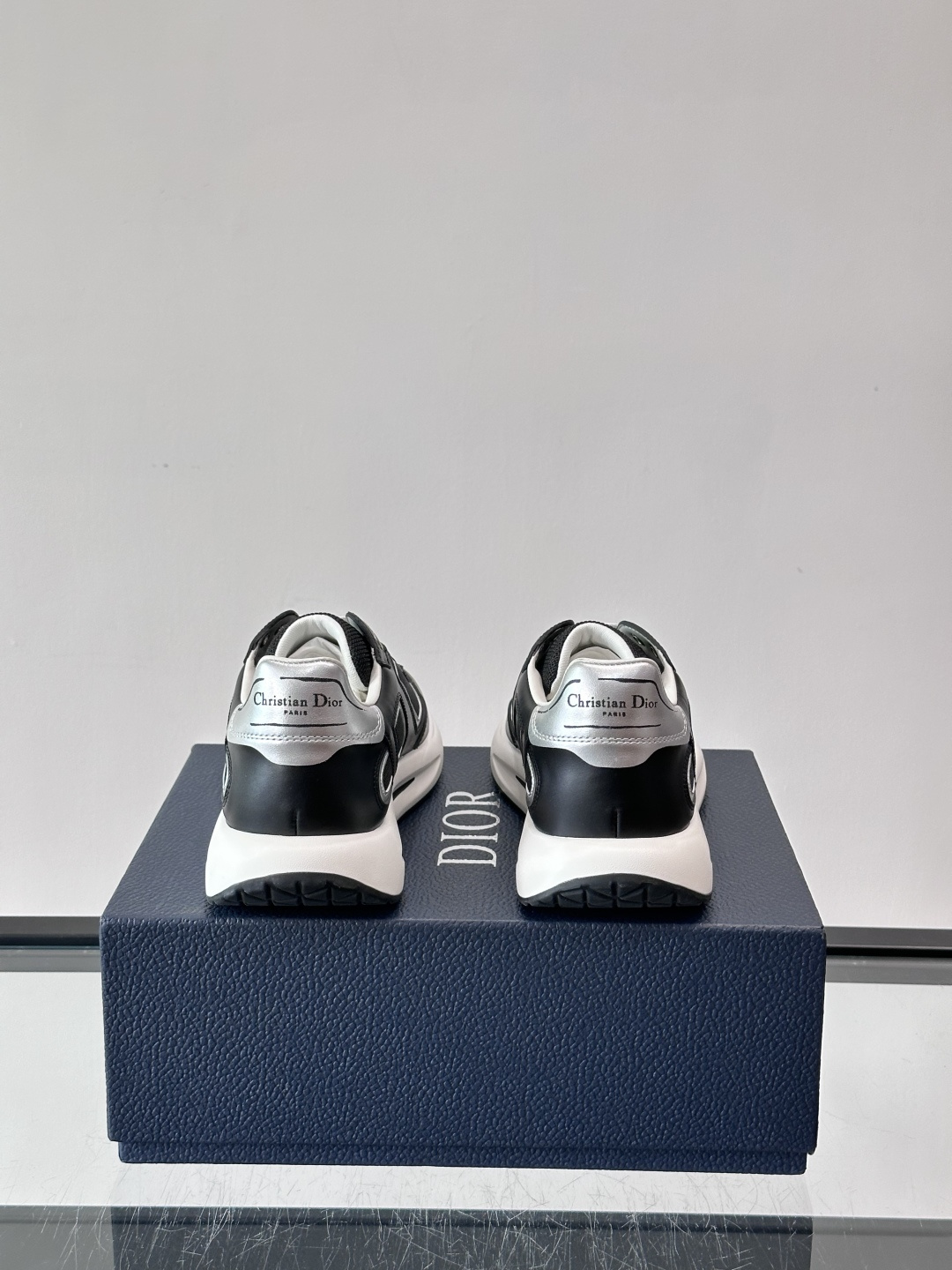 Dior B25休闲运动鞋，牛皮革+网布拼接，侧面“Oblique”老花超有辨识度。白色橡胶厚底，穿着舒