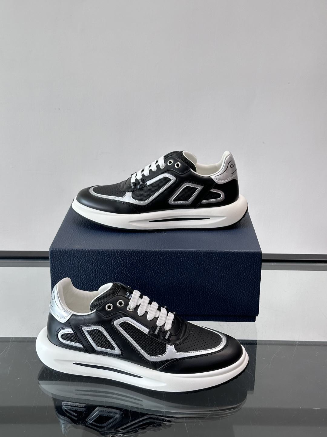 Dior B25休闲运动鞋，牛皮革+网布拼接，侧面“Oblique”老花超有辨识度。白色橡胶厚底，穿着舒