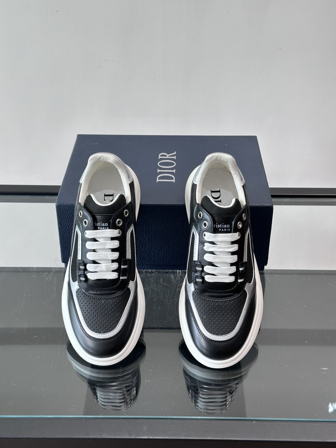 Dior B25休闲运动鞋，牛皮革+网布拼接，侧面“Oblique”老花超有辨识度。白色橡胶厚底，穿着舒