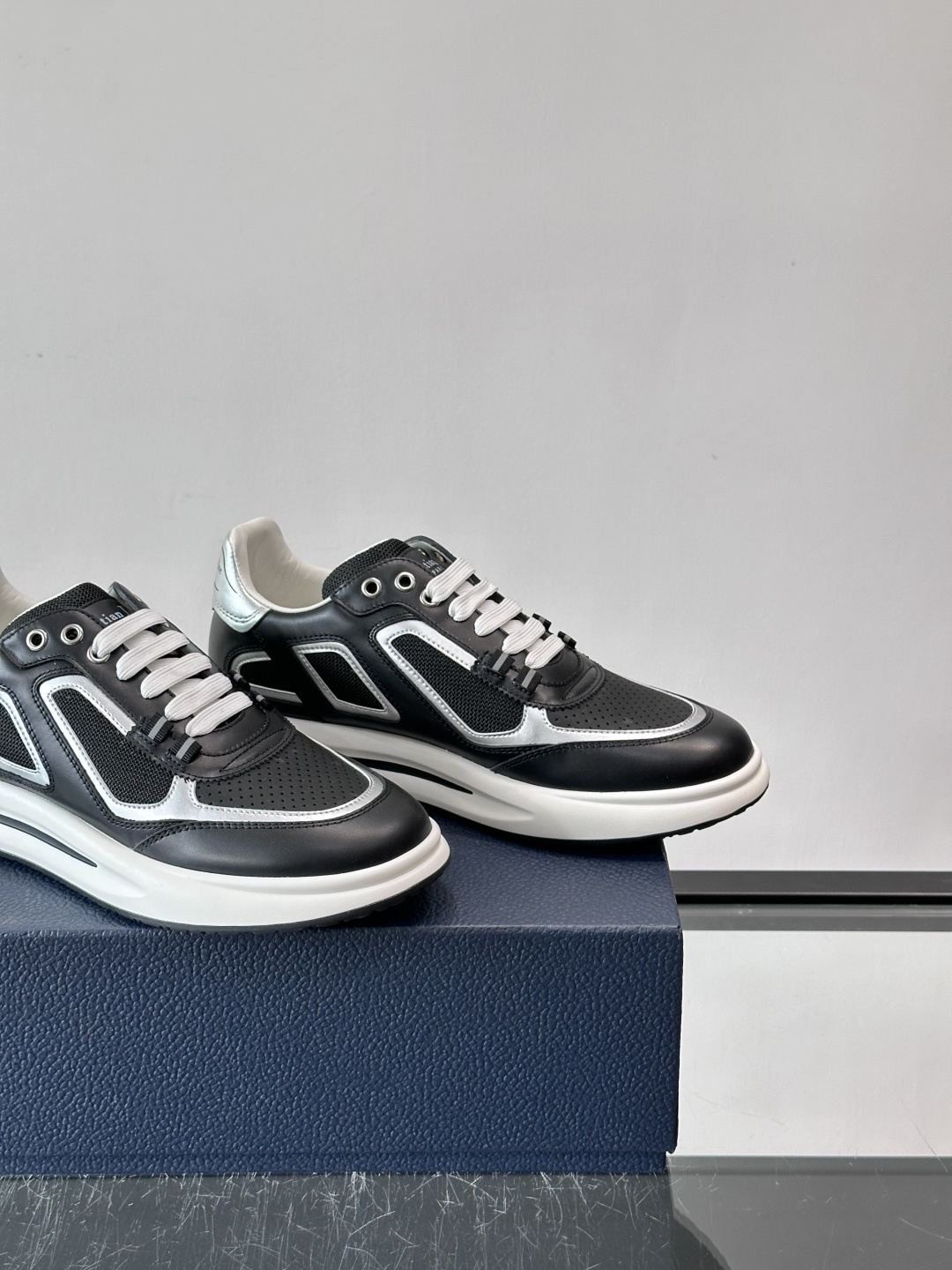 Dior B25休闲运动鞋，牛皮革+网布拼接，侧面“Oblique”老花超有辨识度。白色橡胶厚底，穿着舒