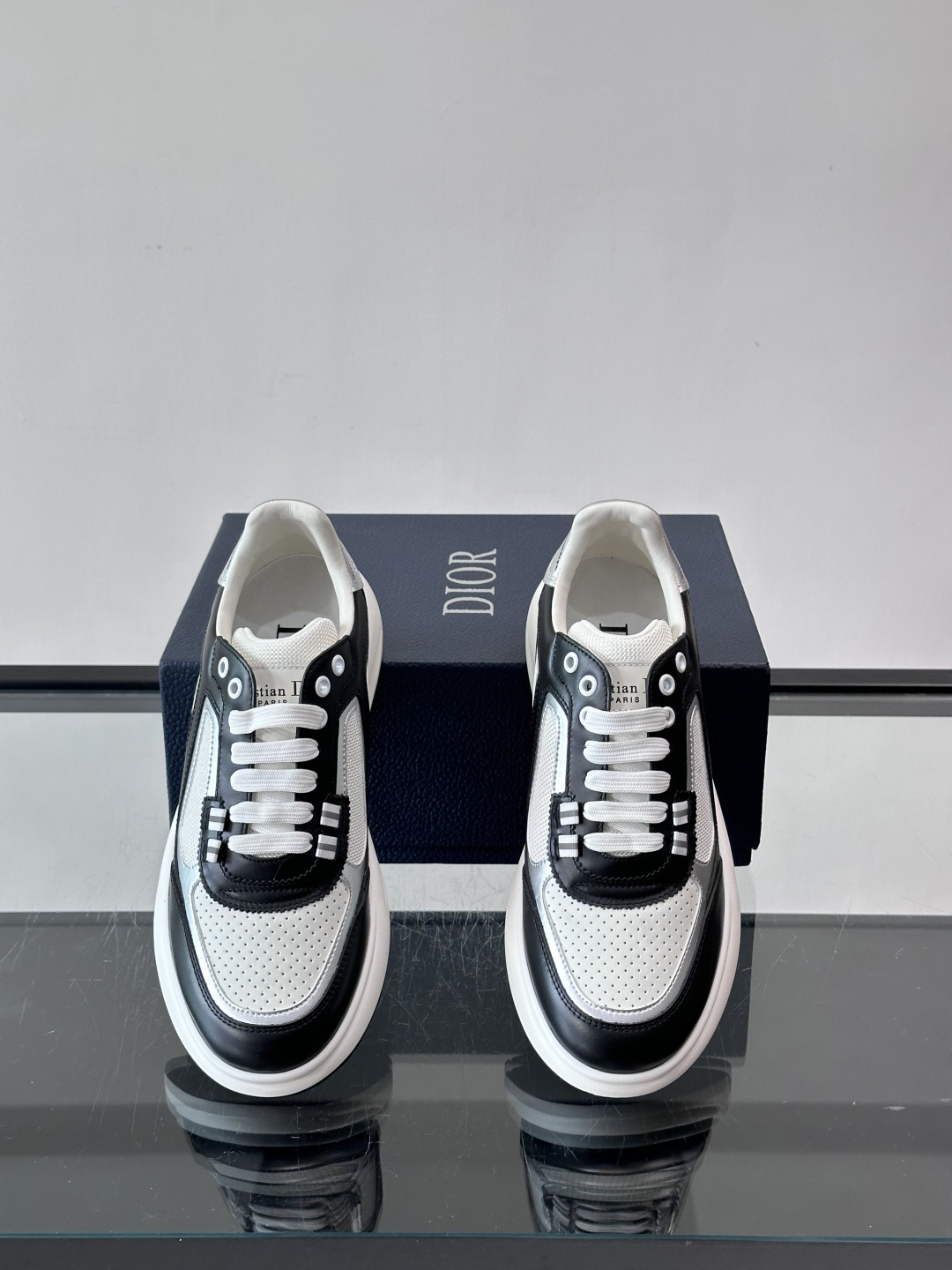 Dior B25休闲运动鞋，牛皮革+网布拼接，侧面“Oblique”老花超有辨识度。白色橡胶厚底，穿着舒