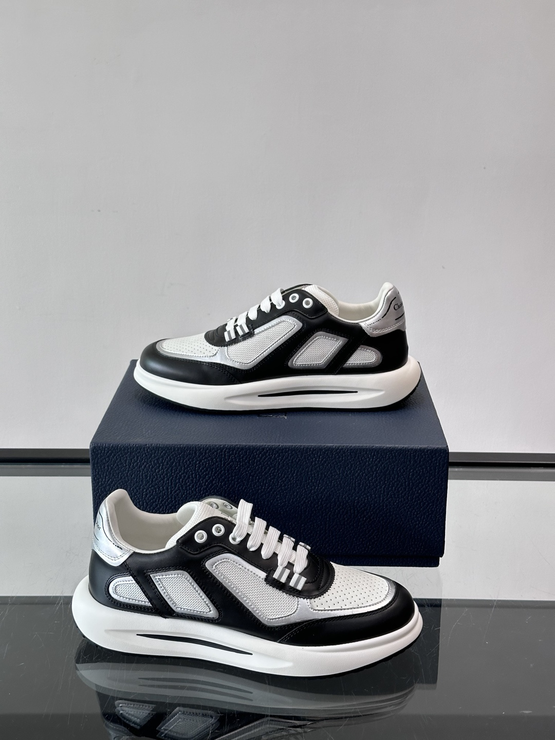 Dior B25休闲运动鞋，牛皮革+网布拼接，侧面“Oblique”老花超有辨识度。白色橡胶厚底，穿着舒