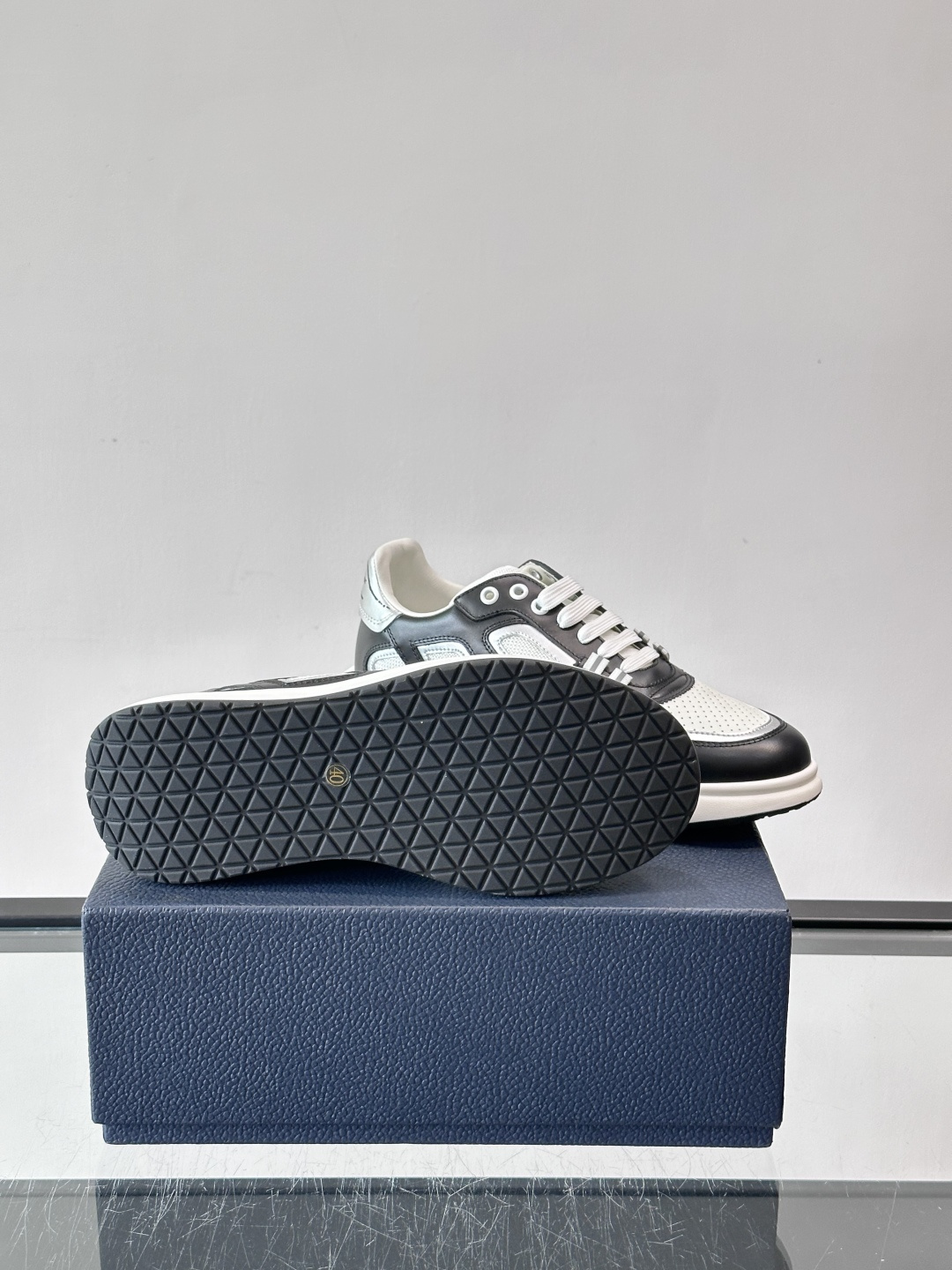 Dior B25休闲运动鞋，牛皮革+网布拼接，侧面“Oblique”老花超有辨识度。白色橡胶厚底，穿着舒